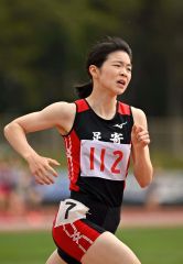 【中学女子８００メートル・３組】２分１３秒９２のタイムで組１着、全体で１位となった人見仁菜（足寄）の力走（金野和彦撮影）
