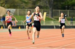 【中学女子２００メートル・７組】２５秒１２のタイムで１着、全体でも１位になった人見仁菜（ゼッケン１１２、足寄中）＝金野和彦撮影