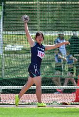 【女子円盤投げ】４２メートル４２を投げ、好調なスタート切った川村羽海（幕別清陵）。試技の合図を出す川村＝金野和彦撮影