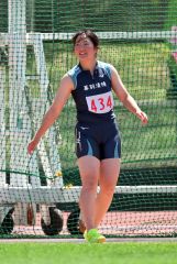【女子円盤投げ】４２メートル４２を投げ、好調なスタート切る川村羽海（幕別清陵）＝金野和彦撮影