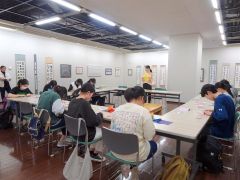 加藤さんの指導を受けながら立体造形作りに挑戦する参加者