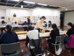 加藤さんの指導を受けながら立体造形作りに挑戦する参加者