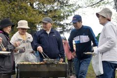バーベキューで談笑する帯広身体障害者福祉協会員ら（３日１１時２０分ごろ、緑ケ丘公園）