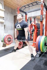 自宅のトレーニングルームで練習に打ち込む及川慎二