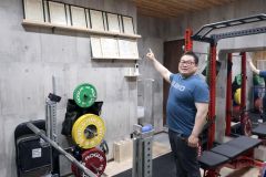 自宅のトレーニングルームに掲げられた数多くの表彰状を指さし「これを超える」と決意を示す及川慎二