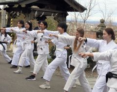 日本の文化、神社で体験　浦幌神社が外国人対象ツアー　空手に茶道、布団で就寝も