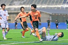 【第３節・帯北高―旭川実高２ｎｄ】逆転弾を喜ぶ帯北のＭＦ荻内航弥（手前）