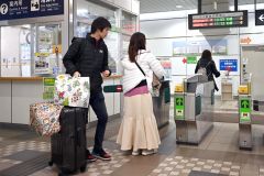 帰省客でにぎわうＪＲ帯広駅（５日午前１０時ごろ、須貝拓也撮影）