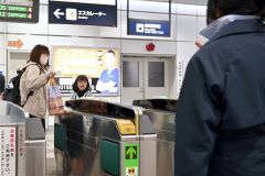 ＪＲ帯広駅の改札口で別れを惜し帰省客（５日、須貝拓也撮影）