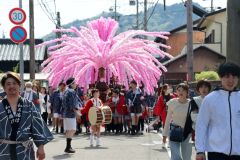 太鼓が打ち鳴らされる中で市街地を練り歩いた花みこし