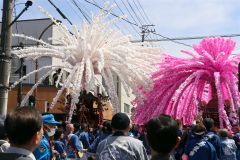 太鼓が打ち鳴らされる中で市街地を練り歩く花みこし