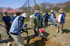 「集いの杜」で植樹祭　広尾 2