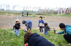 機械から飛び出すシャボン玉を楽しむ子どもたち