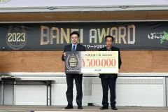 ベストホースを受賞したメムロボブサップの馬主竹澤一彦さん（右）と帯広市農政部の加藤参事（４日１３時５５分ごろ、帯広競馬場）