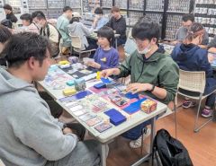 ＣＬ札幌での対戦を控えて音更町内のカードショップで練習する十勝勢（５月１日撮影）