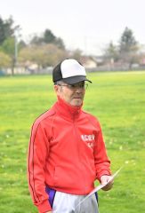 あいさつをする帯広楽走会・高西秋雄会長