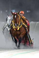他馬を寄せ付けずに圧勝したサクラヒメと渡来心路騎手