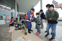 帯広消防署の署員から備品の説明を受ける子どもたち（助川かおる通信員撮影）