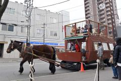 子どもたちを乗せて出発する馬車ＢＡＲ（５日、須貝拓也撮影）