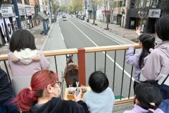 馬車の上から手を振る子どもたち（５日、須貝拓也撮影）