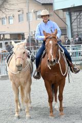 ホッパー（左）に騎乗しビーナスと併走する山中菜都さん（５日１３時０５分ごろ、帯広競馬場）