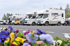 キャンピングカーでにぎわう「道の駅おとふけ」の利用客（６日、金野和彦撮影）