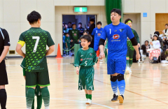 子どもと手をつないで入場するソルプレーサ十勝の選手たち（金野和彦撮影）