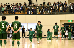 子どもと手をつないで入場するソルプレーサ十勝の選手たち（金野和彦撮影）
