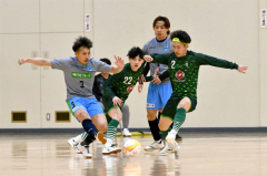 第２ピリオド、ソルプレーサ十勝の高山剛寛（緑色のユニホーム右、江陵高出）とエスポラーダ北海道の三浦憂（グレーのユニホーム左、帯北高出）がボールを奪い合う（金野和彦撮影）