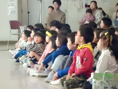 人形劇を楽しむ子どもたち
