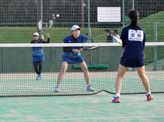 【女子決勝】同校対決を制した横地花音（手前）と中野未緒（帯三条）