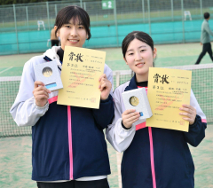女子３位の（右から）福田遥菜と川端あおい（帯緑陽）