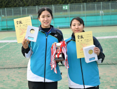 女子優勝の（右から）中野未緒と横地花音（帯三条）