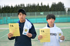 男子３位の（右から）斉藤絢斗と水戸海月（帯農）