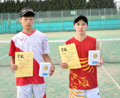 男子準優勝の（右から）増岡輝と秋本章吾（帯大谷）