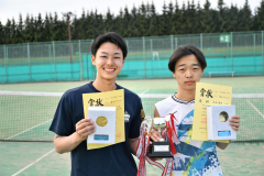 男子優勝の（右から）今泉颯太と藤井大空（帯大谷）