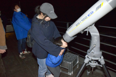 陸別の春の夜空を観望する来館者たち