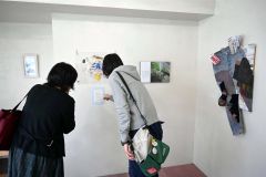 東日本大震災へのそれぞれの思いを表した作品が並ぶ会場