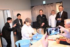 「世界のミクニ」と日本酒で4周年祝う 碧雲蔵 2