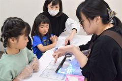 キーホルダー作りを楽しむ参加者