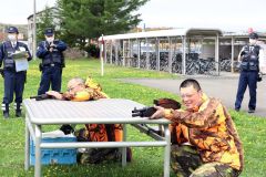 訓練で、警察官職務執行法に基づき、校庭のクマを駆除するハンター（８日午前１０時１５分ごろ、平栗玲香通信員撮影）