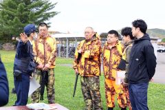 訓練で、猟友会にクマの駆除を命令する池田署員（８日午前１０時１０分頃、平栗玲香通信員撮影）