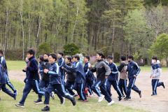 中学校にクマ出没を想定し、池田署が関係機関と訓練 7