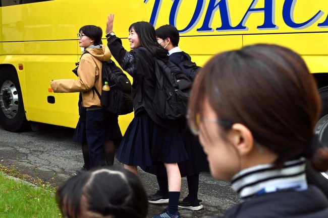 【写真】ワクワク胸に「行ってきます」 市内中学校が修学旅行