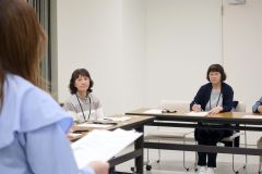 白石専務理事（左）の講話に耳を傾ける見守りボランティア登録者