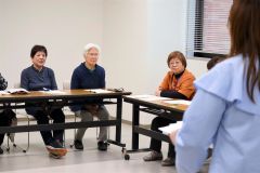 白石専務理事（右）の講話に耳を傾ける見守りボランティア登録者
