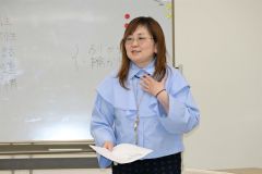 見守りボランティア研修会で講話する白石専務理事