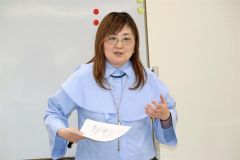 見守りボランティア研修会で講話する白石専務理事