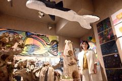 木工作品や張り子、絵画が並ぶギャラリーと堀代表