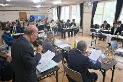 「挨拶」を交わし、市民憲章、「ふくし広陵ネット」、「広陵コミュニティー合言葉」を朗唱する参加者ら